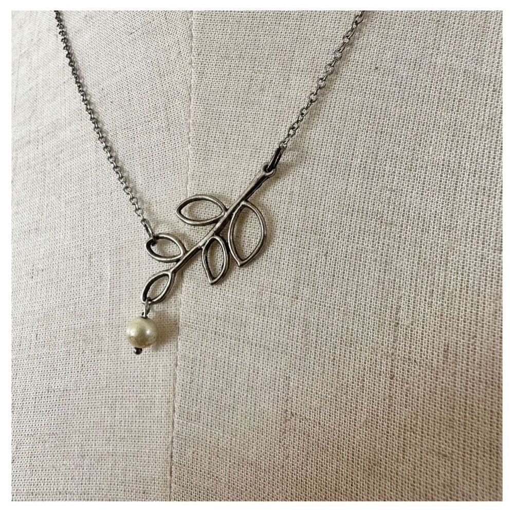 Silver tone leaf and faux pearl pendant necklace